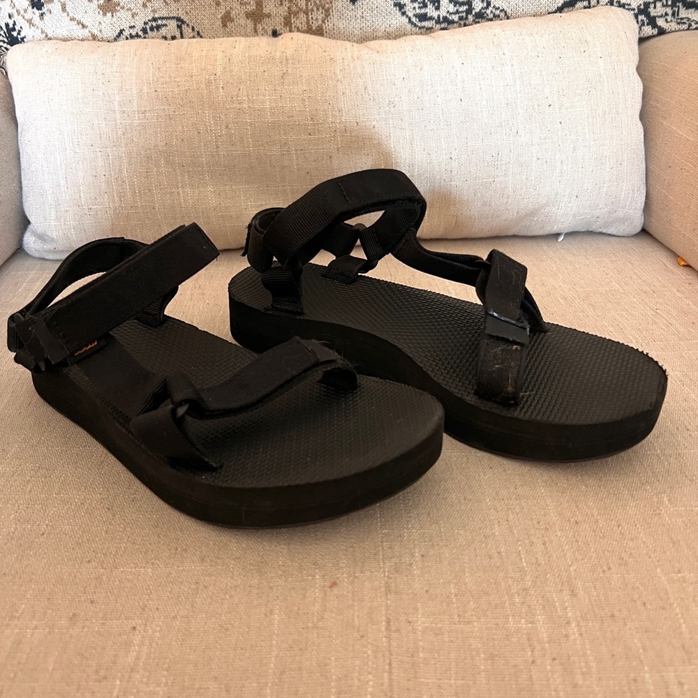 SOLD Women’s Teva Midform Universal Black Sandal